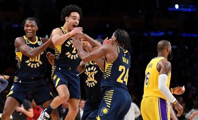 湖人球星三分绝杀，全场观众热烈欢呼，管理都是安全但是.开云app下载地址